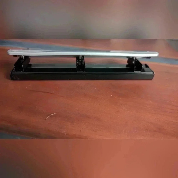 Bostitch Office Premium 3 Hole Punch, 12 Sheet Capacity, Metal, Rubber Base (NWT - Picture 6 of 9